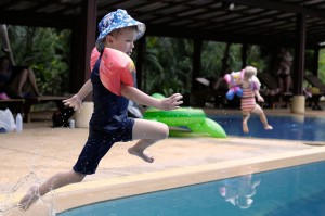 Oskar hoppar i poolen (dagen efter kaskadspyorna)